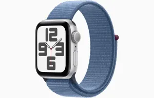 Apple Watch SE 40 mm Strieborný hliník s ľadovo modrým prevliekacím športovým remienkom