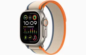 Apple Watch Ultra 2 49 mm titánové puzdro s oranžovo-béžovým trailovým ťahom – M/L
