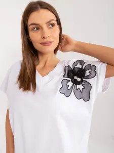 Biele bavlnené tričko s ozdobným kvetom na pleci - L/XL