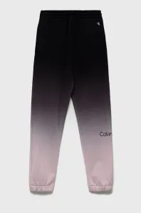 Detské bavlnené tepláky Calvin Klein Jeans čierna farba, vzorované #290906