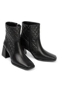 Capone Outfitters Blunt Toe Women's Boots with Quilted Detail and Side Zipper