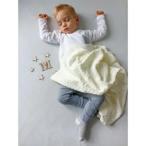 Pletená detská deka s jemnou väzbou v krémovej farbe