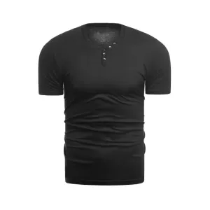 Bavlnené pánske tričko čiernej farby s ozdobnými gombíkmi v zľave