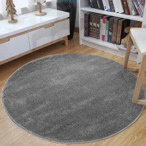 Okrúhly koberec sivej farby