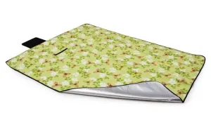 Zelená pikniková deka s kvetovým motívom