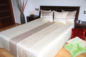 Béžový elegantný prehoz na posteľ Šírka: 200 cm | Dĺžka: 220 cm