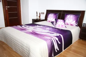 Prehoz na posteľ krémovej farby s motívom fialového kvetu Šírka: 220 cm | Dĺžka: 240 cm