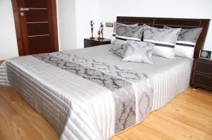Prehoz na posteľ striebornej farby s prešívaným vzorom Šírka: 200 cm | Dĺžka: 220 cm