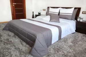 Prikrývky na manželskú posteľ bielo sivej farby Šírka: 260 cm | Dĺžka: 240 cm