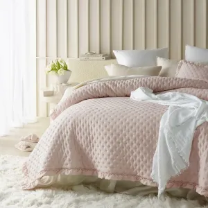 Svetlo ružový prehoz na posteľ Molly s volánom 240 x 260 cm