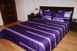 Prehoz na posteľ sýto fialovej farby s pruhmi Šírka: 170 cm | Dĺžka: 230 cm