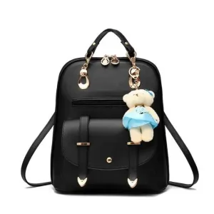 Čierny štýlový ruksak pre dámy s príveskom medveďa