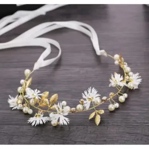 Zlatá svadobná čelenka s kvetmi a perlami