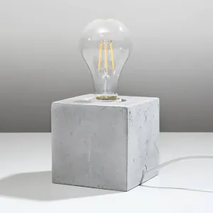 Stolová lampa Akira z betónu v tvare kocky