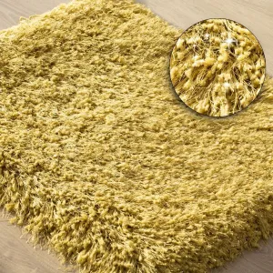 Žltý huňatý koberec do kúpelne