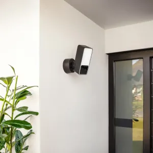 Eve Outdoor Cam – Bezpečnostná kamera so svetlometom