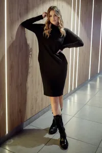 Loose dress with turtleneck and black pockets