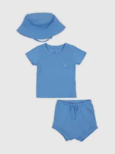 Sada chlapčenského trička, šortiek a klobúka v modrej farbe GAP #5902666