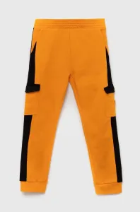 Detské bavlnené tepláky Guess oranžová farba, vzorované
