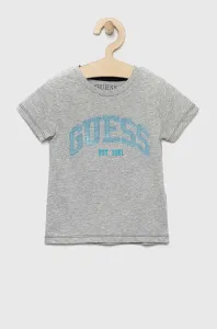 Detské bavlnené tričko Guess šedá farba, vzorovaný #4241866