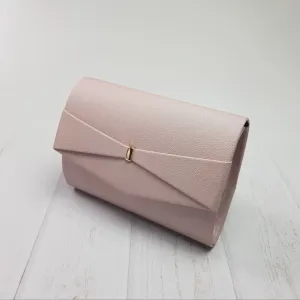 Ružová lesklá kabelka s motýlikom
