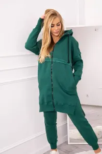 Insulated set with a long green sweatshirt