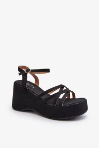 Black sandals on the Oporia platform and on the wedge