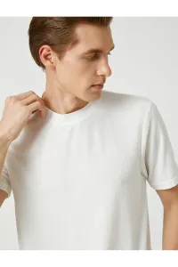 Tričko Koton Basic. Textúrovaný krk posádky krátke rukávy, slim fit