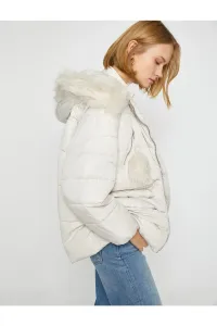 Koton Krátky nafúknutý kabát s plyšom s kapucňou detailný #5644902