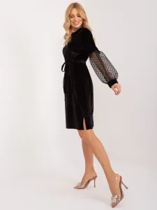 Elegantné dámske čierne zamatové koktejlové šaty s opaskom - L/XL