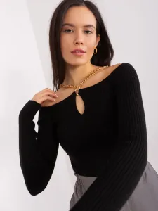 Čierny elegantný rebrovaný sveter s odhalenými ramenami a retiazkou - M/L