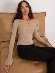 Tmavo-béžový elegantný rebrovaný sveter s odhalenými ramenami a retiazkou - S/M