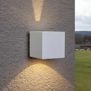 Biele vonkajšie nástenné LED svietidlo Jarno kocka
