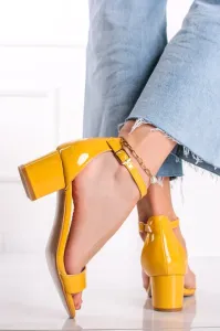 Žlté lakované sandále na hrubom podpätku Miley