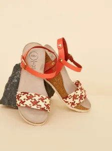 Béžovo-červené dámske sandálky na plnom podpätku OJJU #1042760