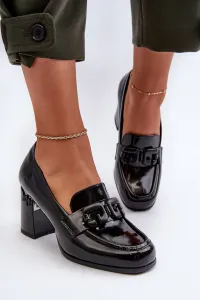 Čierne lakované dámske topánky na podpätku s ozdobnou sponou - 39