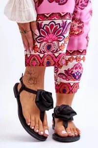 Čierne saténové nízke sandále s ružou - 36