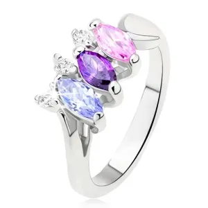 Lesklý prsteň striebornej farby s farebnými kamienkami usporiadanými vedľa seba - Veľkosť: 51 mm