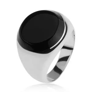 Prsteň s čiernym glazúrovaným kruhom, lesklé ramená, striebro 925 - Veľkosť: 60 mm