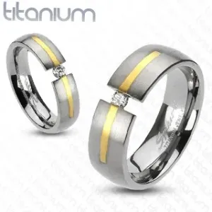Titánový prsteň striebornej farby - prúžok zlatej farby, zirkón - Veľkosť: 55 mm