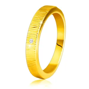 Prsteň zo žltého 14K zlata - jemné ozdobné zárezy, číry zirkón, 1,5 mm - Veľkosť: 52 mm