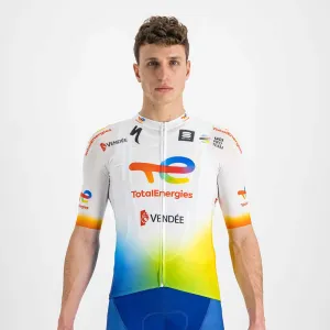 SPORTFUL Cyklistický dres s krátkym rukávom - TOTAL ENERGIES 2022 - biela/modrá/oranžová/žltá