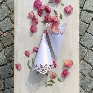 KORNÚT svadobný na kvetinové lupene čipkovaný perleťovo biely 8ks 18cm