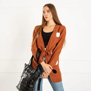 Dámsky hnedý viazaný sveter s farebnými špendlíkmi - Oblečenie