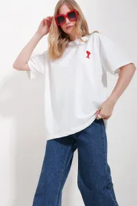 Trend Alaçatı Stili Women's White Crew Neck Heart A Embroidered Two Thread Oversize T-Shirt