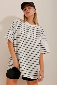 Trend Alaçatı Stili Women's White Crew Neck Striped Oversized T-Shirt