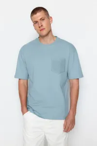 Trendyol Blue pánsky uvoľnený/pohodlný strih, krátke rukávy s výstrihom pre posádku, textúrované vrecko tričko zo 100% bavlny