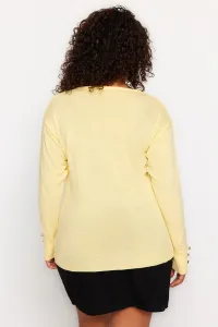 Trendyol Curve svetložltý gombík s výstrihom do V detailný pletený sveter