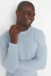 Svetlomodrý regular fit sveter s okrúhlym výstrihom a raglánovými rukávmi od značky Trendyol