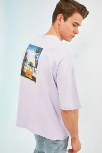 Trendyol Lilac Pánske oversize/wide cut crew tričko s krátkym rukávom s fotografickou potlačou. 100% bavlna